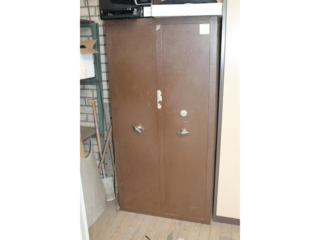 Brandveilige kast met afmeting 92 x 51 x 180 cm. sleutel ontbreekt. let op: kast in zwaar en staat op 1e ve... - afbeelding 2 van  3