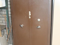 Brandveilige kast met afmeting 92 x 51 x 180 cm. sleutel ontbreekt. let op: kast in zwaar en staat op 1e ve... - afbeelding 2 van  3