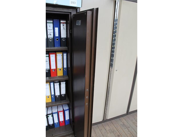 Brandveilige kast met afmeting 92 x 51 x 180 cm. sleutel ontbreekt. let op: kast in zwaar en staat op 1e ve... - afbeelding 3 van  3