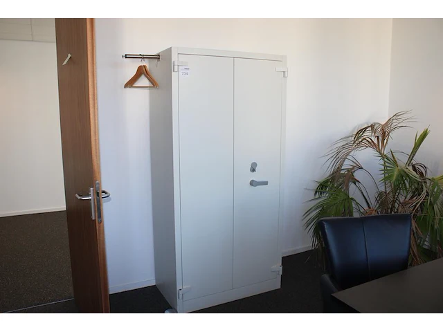 Brandvertragende kast. afmeting 95 x 55 cm. hoogte 195 cm - afbeelding 1 van  2