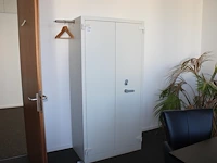 Brandvertragende kast. afmeting 95 x 55 cm. hoogte 195 cm