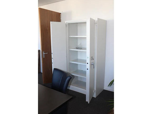 Brandvertragende kast. afmeting 95 x 55 cm. hoogte 195 cm - afbeelding 2 van  2