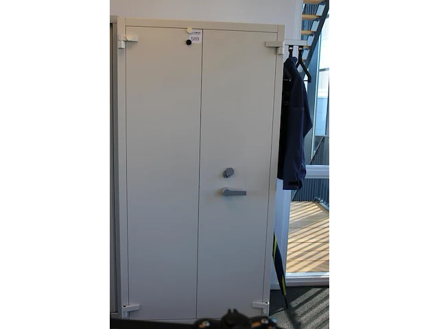 Brandvertragende kast met kapstok. afmeting 95 x 55 cm. hoogte 195 cm - afbeelding 2 van  4