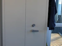 Brandvertragende kast met kapstok. afmeting 95 x 55 cm. hoogte 195 cm - afbeelding 2 van  4