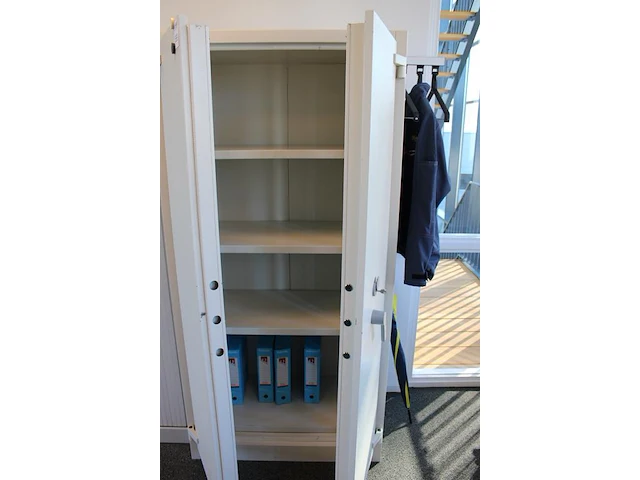 Brandvertragende kast met kapstok. afmeting 95 x 55 cm. hoogte 195 cm - afbeelding 3 van  4