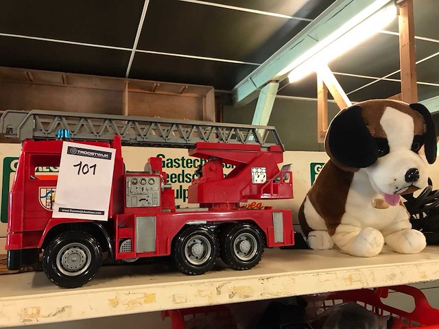 Brandweer auto en knuffel - afbeelding 1 van  3