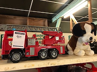 Brandweer auto en knuffel - afbeelding 1 van  3