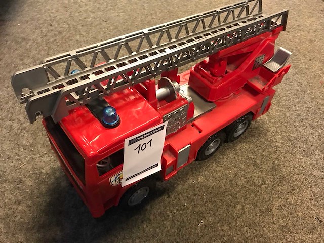 Brandweer auto en knuffel - afbeelding 2 van  3