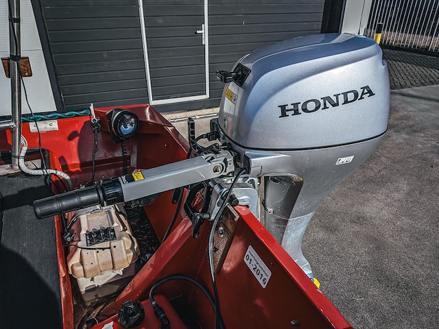 Brandweerboot met buitenboordmotor, honda, bf20d, op boottrailer, pega - afbeelding 2 van  27