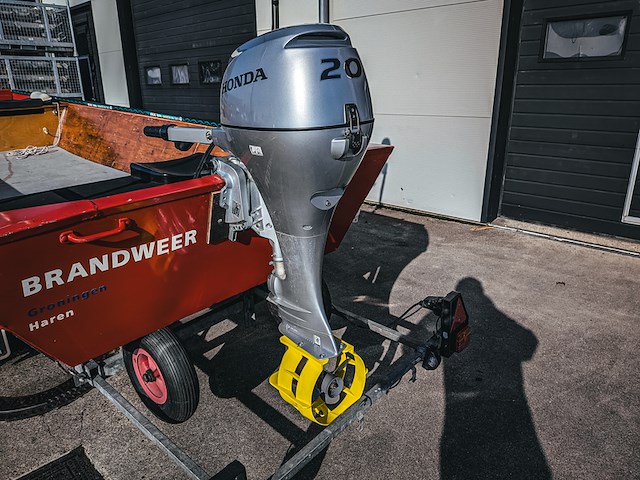 Brandweerboot met buitenboordmotor, honda, bf20d, op boottrailer, pega - afbeelding 3 van  27