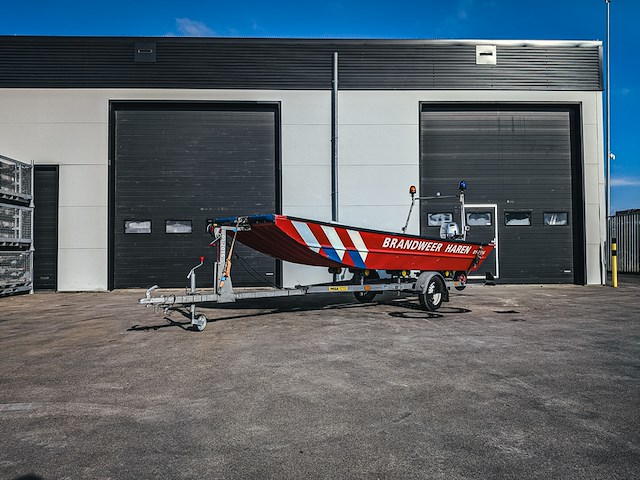 Brandweerboot met buitenboordmotor, honda, bf20d, op boottrailer, pega - afbeelding 1 van  27