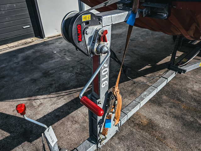 Brandweerboot met buitenboordmotor, honda, bf20d, op boottrailer, pega - afbeelding 14 van  27