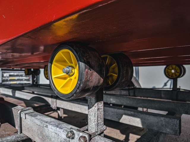 Brandweerboot met buitenboordmotor, honda, bf20d, op boottrailer, pega - afbeelding 16 van  27