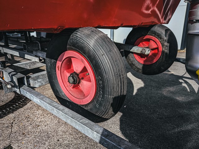 Brandweerboot met buitenboordmotor, honda, bf20d, op boottrailer, pega - afbeelding 17 van  27