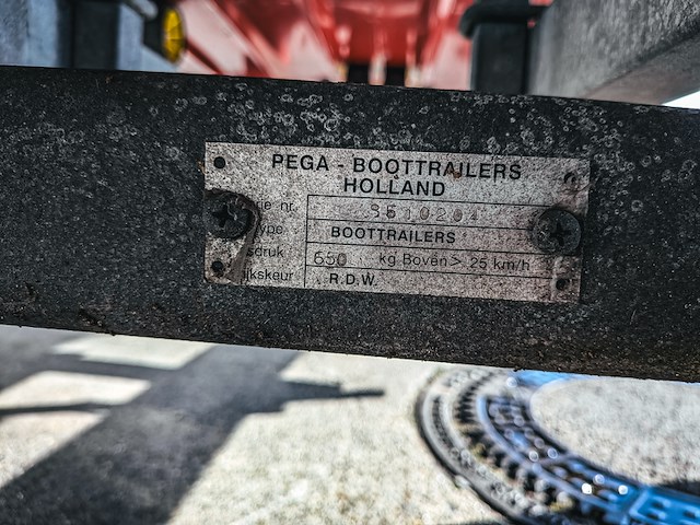 Brandweerboot met buitenboordmotor, honda, bf20d, op boottrailer, pega - afbeelding 20 van  27