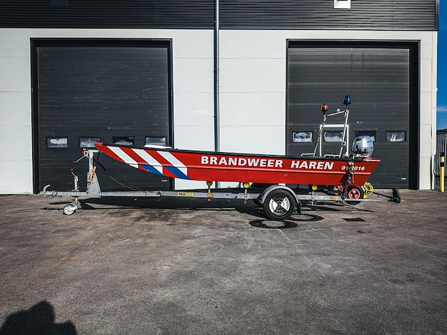 Brandweerboot met buitenboordmotor, honda, bf20d, op boottrailer, pega - afbeelding 12 van  27