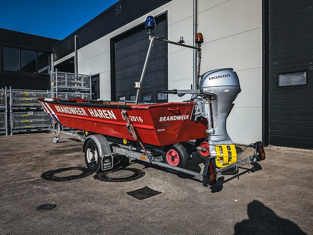 Brandweerboot met buitenboordmotor, honda, bf20d, op boottrailer, pega - afbeelding 21 van  27