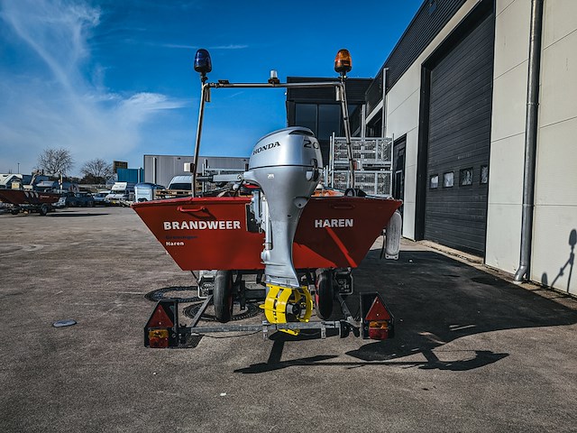 Brandweerboot met buitenboordmotor, honda, bf20d, op boottrailer, pega - afbeelding 22 van  27