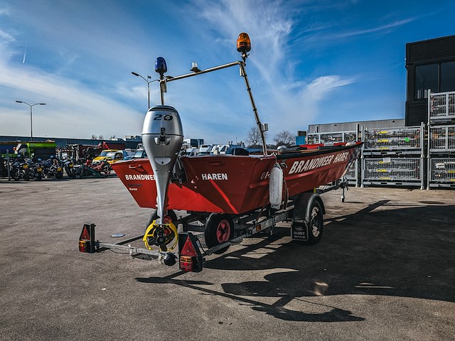 Brandweerboot met buitenboordmotor, honda, bf20d, op boottrailer, pega - afbeelding 23 van  27