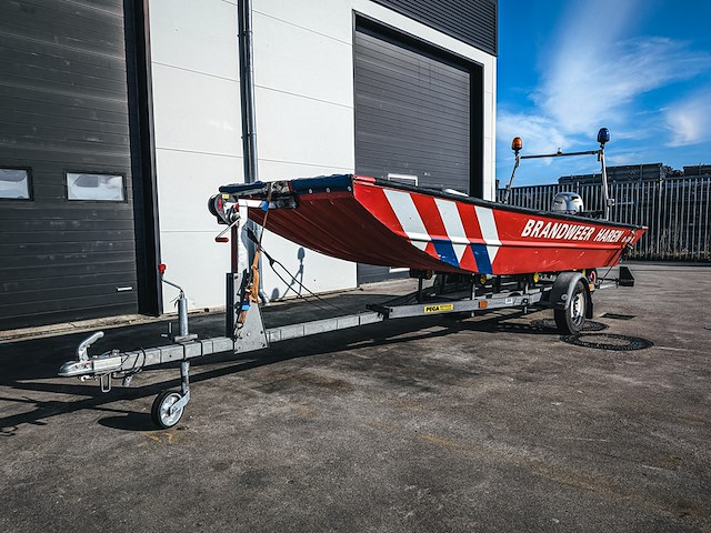 Brandweerboot met buitenboordmotor, honda, bf20d, op boottrailer, pega - afbeelding 26 van  27