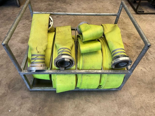 Brandweerslang in rek - afbeelding 1 van  4
