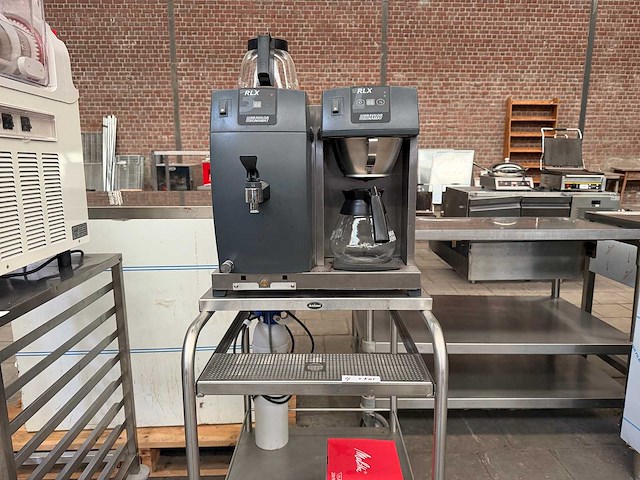 Bravilor bonamat - rlx31-001 - koffiemachine met heetwaterunit op rvs serveerwagen - afbeelding 1 van  9