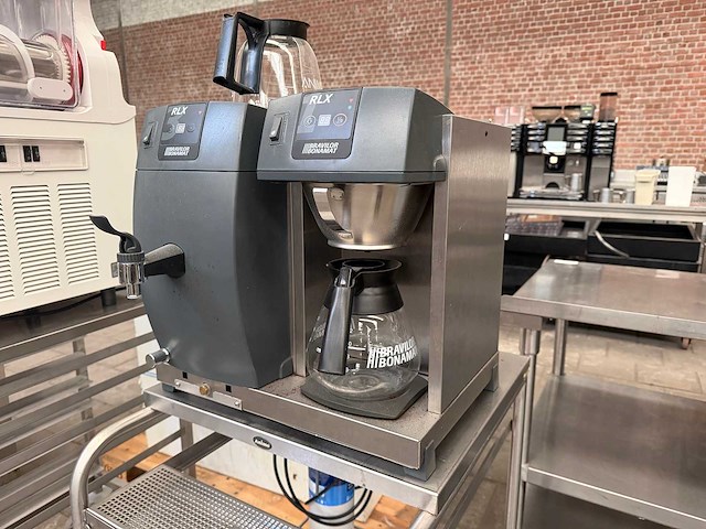 Bravilor bonamat - rlx31-001 - koffiemachine met heetwaterunit op rvs serveerwagen - afbeelding 2 van  9