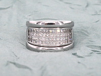 Brede gouden rijring met princess geslepen diamanten