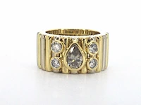 Brede gouden ring met een natuurlijke cognac gekleurde druppel vorm diamant en briljant geslepen diamanten