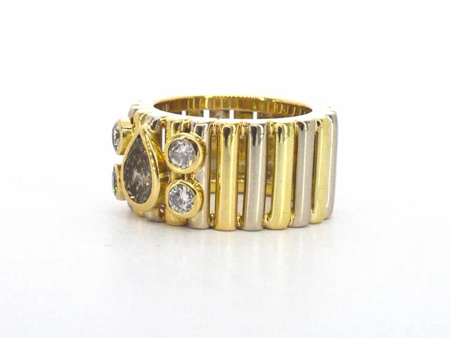 Brede gouden ring met een natuurlijke cognac gekleurde druppel vorm diamant en briljant geslepen diamanten - afbeelding 2 van  8