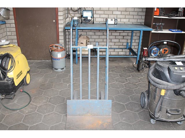 Brede steekwagen met massieve wielen. - afbeelding 1 van  2