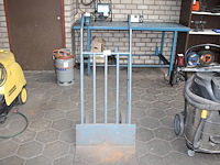 Brede steekwagen met massieve wielen. - afbeelding 1 van  2