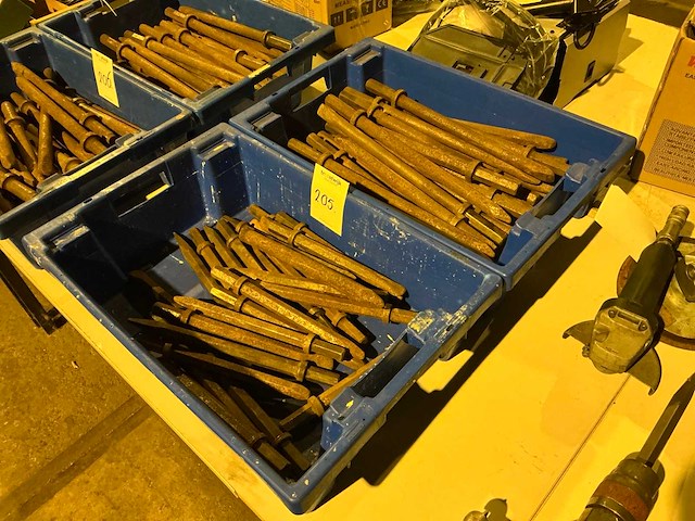 Breekhamers in plastic krat (2x) - afbeelding 1 van  2