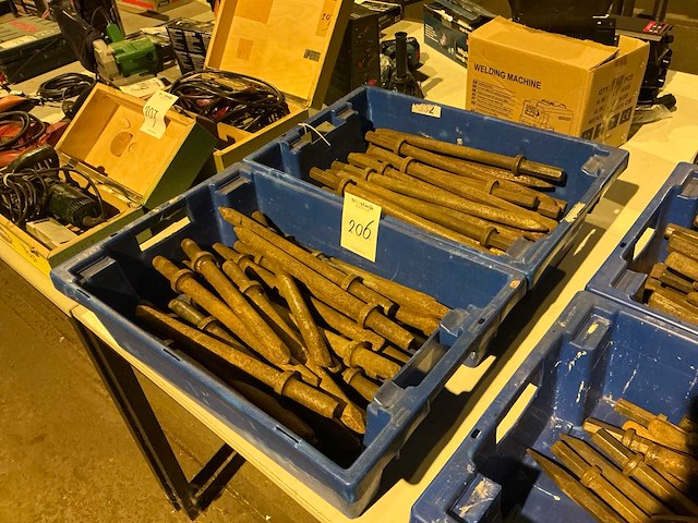 Breekhamers in plastic krat (2x) - afbeelding 1 van  2