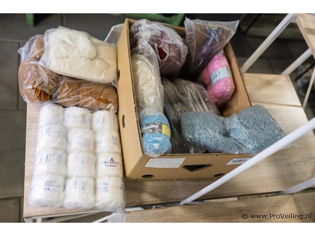 Brei/haak garen in doos - afbeelding 1 van  1