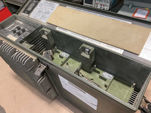 Bren-tronics battery charger - afbeelding 1 van  7