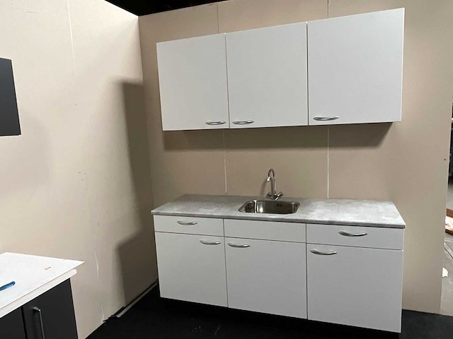 Bribus keuken - 260cm v.v. postform werkblad v.v. spoelbak, kleur w300 wit (nieuw in doos) - afbeelding 1 van  11