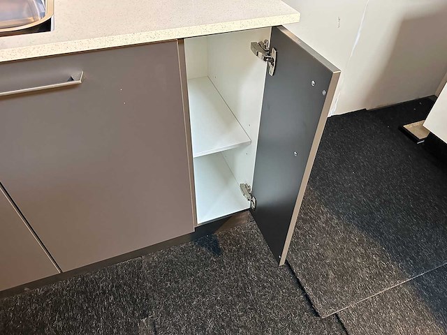 Bribus keuken - 304cm v.v. bosch inbouwapparatuur, composiet werkblad, kleur u1233 grafiet (nieuw in doos) - afbeelding 9 van  26