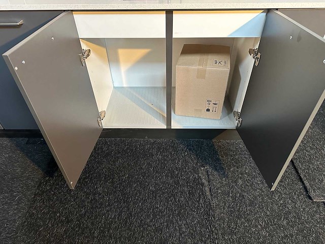 Bribus keuken - 304cm v.v. bosch inbouwapparatuur, composiet werkblad, kleur u1233 grafiet (nieuw in doos) - afbeelding 15 van  26
