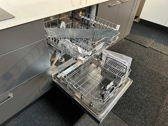 Bribus keuken - 329cm v.v. bosch inbouwapparatuur, composiet werkblad, kleur u1233 grafiet (showroommodel) - afbeelding 4 van  27