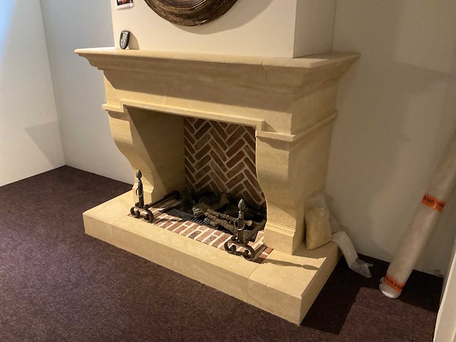 Bricolo natuurstenen schouw met open gashaard - afbeelding 2 van  6