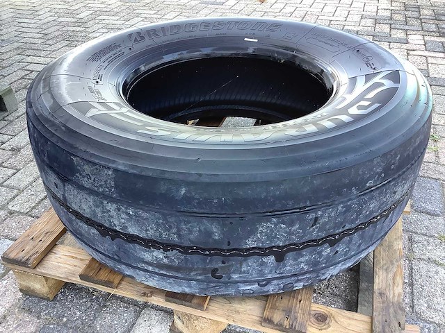 Bridgestone - duravis r-steer 002 evo - tyre, wheel and rim - afbeelding 1 van  3