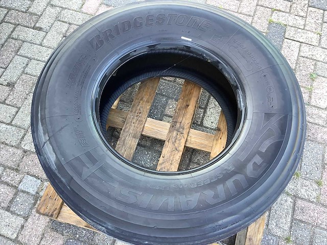 Bridgestone - duravis r-steer 002 evo - tyre, wheel and rim - afbeelding 2 van  3