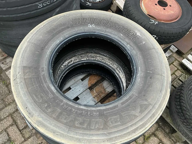 Bridgestone - duravis r-trailer 002 - truck tyre - afbeelding 2 van  5