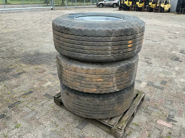 Bridgestone - r164 - truck tyre (2x) - afbeelding 1 van  11