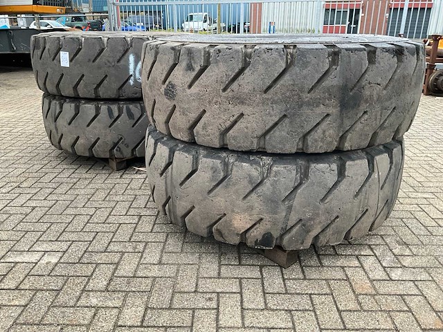Bridgestone 18.00r25 volrubber industrie band met velg (4x) - afbeelding 1 van  8
