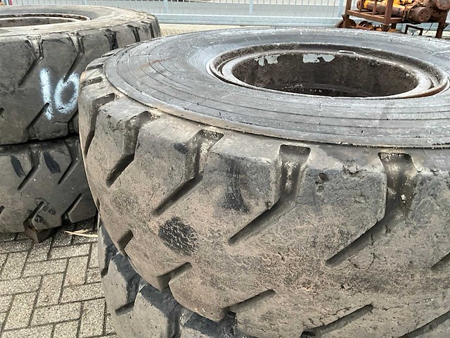 Bridgestone 18.00r25 volrubber industrie band met velg (4x) - afbeelding 2 van  8