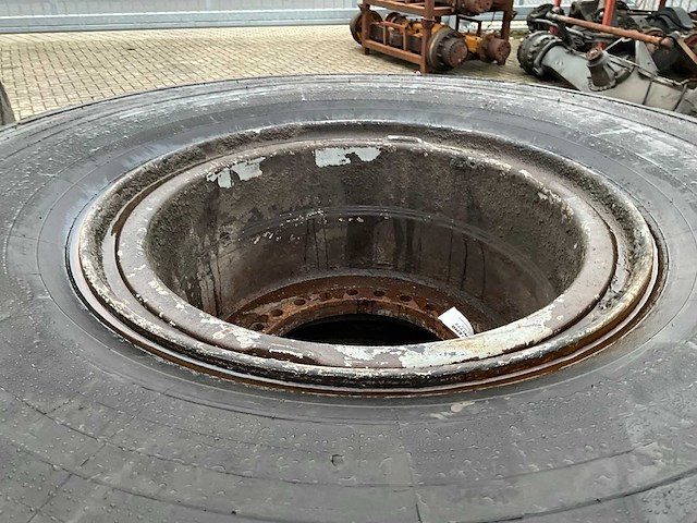 Bridgestone 18.00r25 volrubber industrie band met velg (4x) - afbeelding 3 van  8