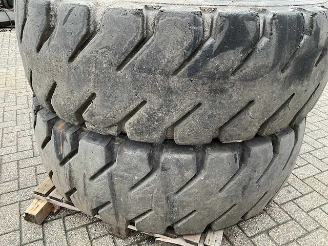 Bridgestone 18.00r25 volrubber industrie band met velg (4x) - afbeelding 8 van  8