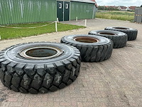 Bridgestone 21.00 r35 band met velg (4x) - afbeelding 1 van  26